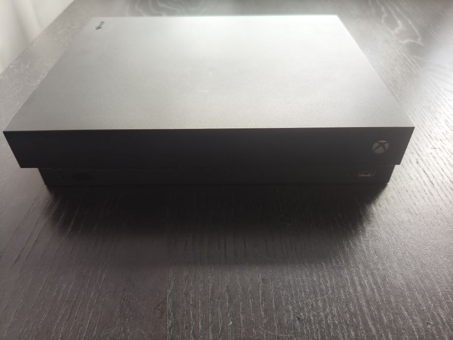 Xbox one x 1 tb + 13 jocuri