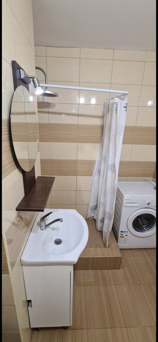 Propietar inchiriez ap. 3 camere,et.3, zona centrala