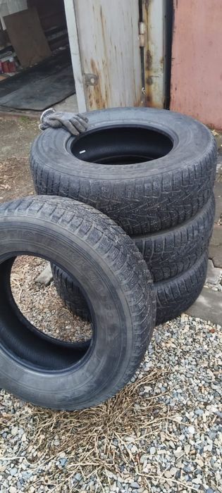 Продам шины зимние Maxxis