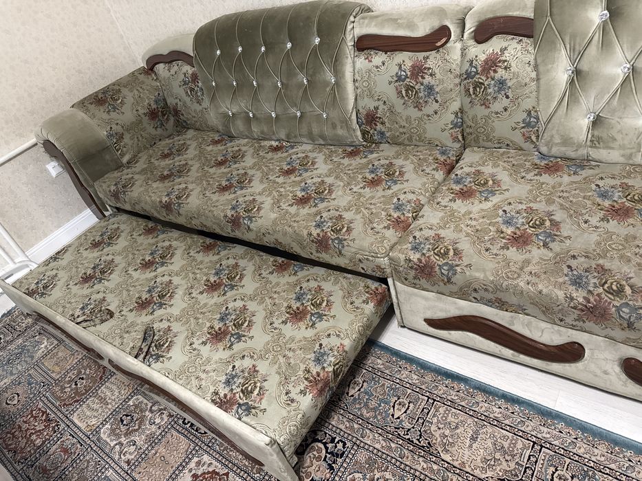 Диван длинный с пуфиком