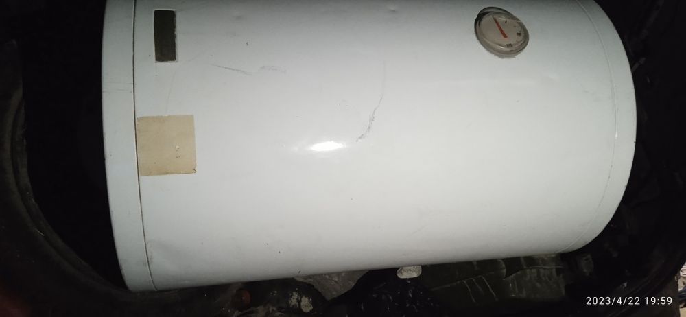 Продам срочно бойлер на 100 литров.