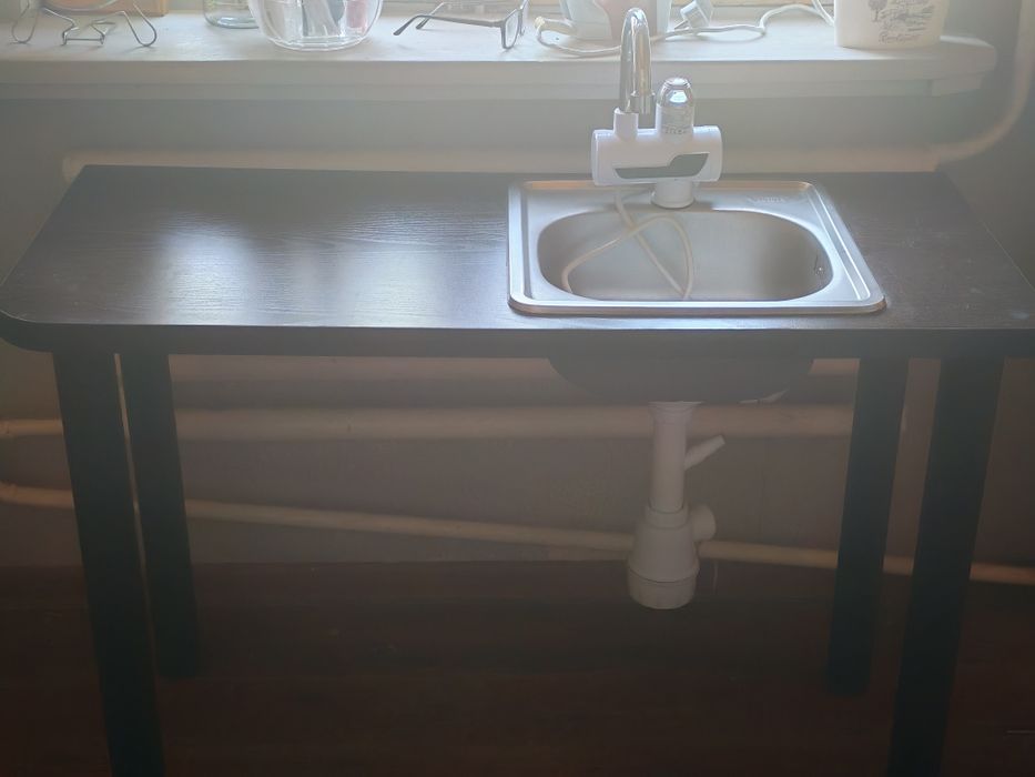 Мойка со столом и водонагревателем