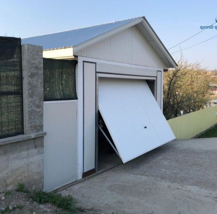 Vând garaj auto pe structura metalica