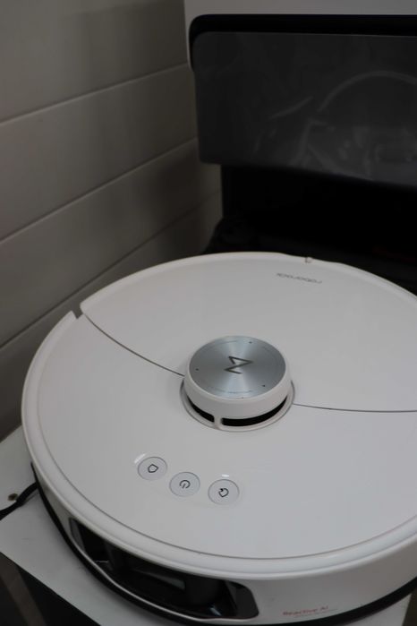 Роботизирана прахосмукачка roborock S8 MaxV Ultra с функция за моп и повдигащ моп, обстойно почистване благодарение на разтегателната странична четка