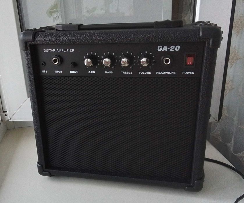 Fender Stratocaster с хамбакером и двумя синглами, комбоусилитель.