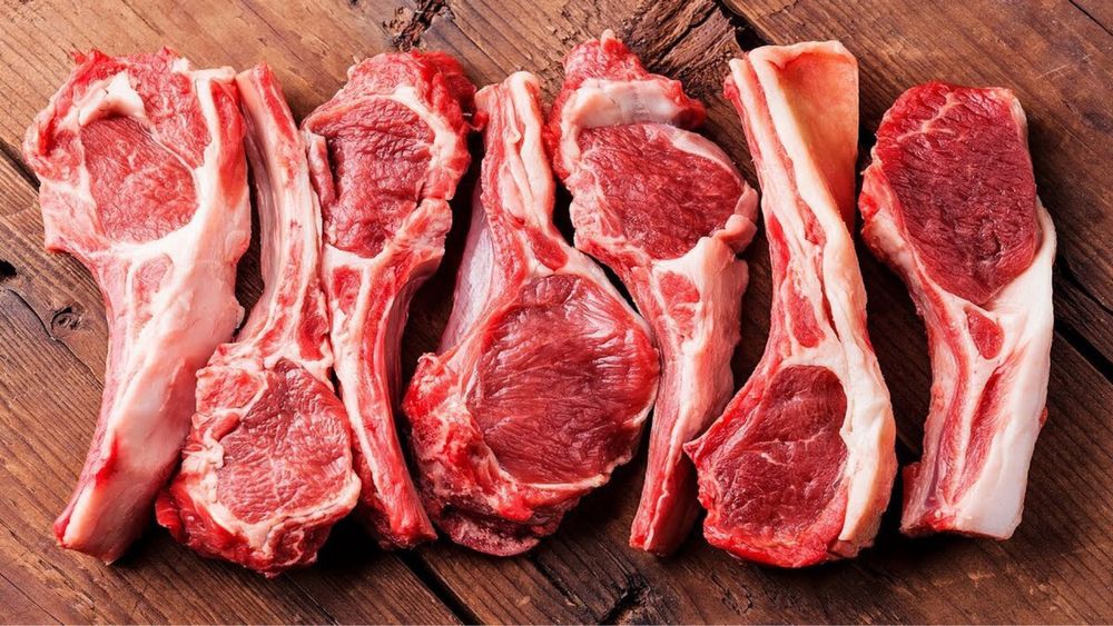 Анекдот про мясо. Мясо и деньги на весах. И мясо а вот. Стейк рибай. Корейка свиная.