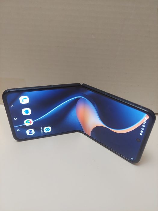 Motorola razr 60 + оригинален кейс + стъклен протектор