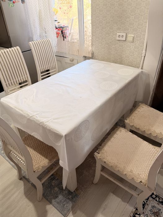 Продам кухонный стол со стульями