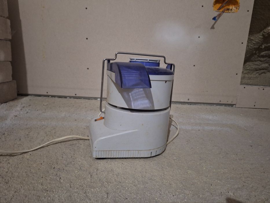 Cafetiera veche și storcator fructe