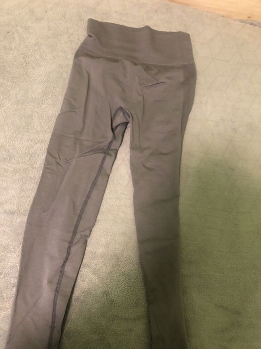 Сив дамски клин, черен кожен клин