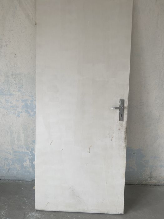 Продавам прозорци и врати