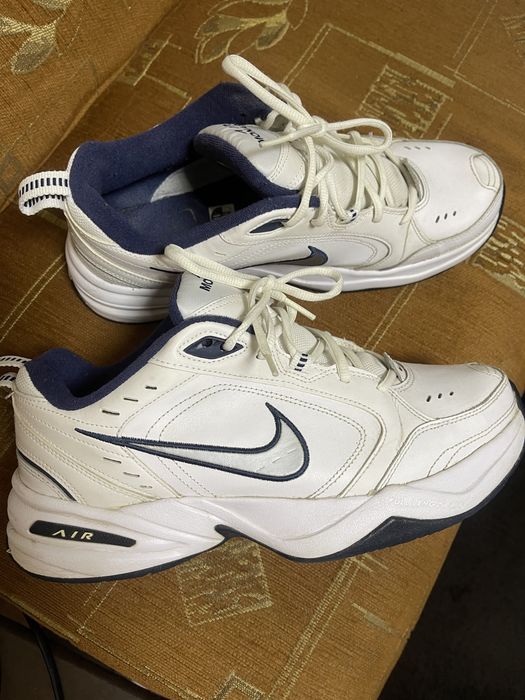 Продавам бели мъжки,кожени маратонки AIR MONARCH NIKE