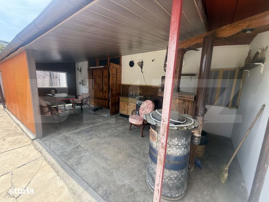 Casa spatioasa, 294 mp, 1.692 mp teren, garaj, terasa si gradina – V