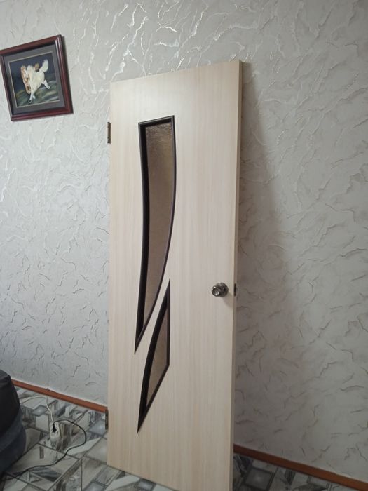 Дверь бежевая б/у..