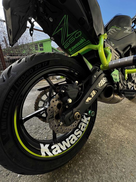 Motocicleta Kawasaki Z650 2024