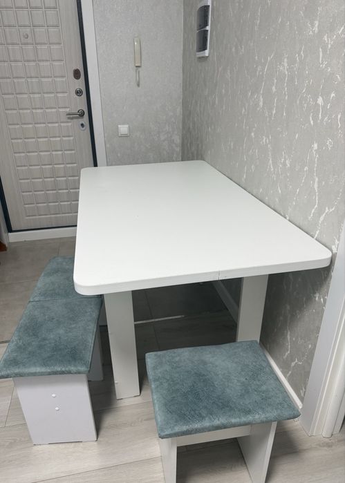Кухонный стол с табуретками