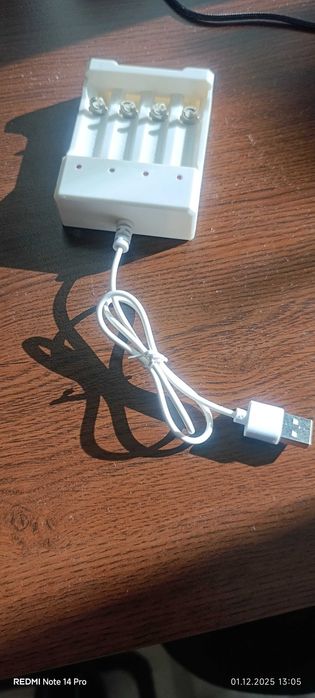 Зарядно за батерии с четири гнезда.