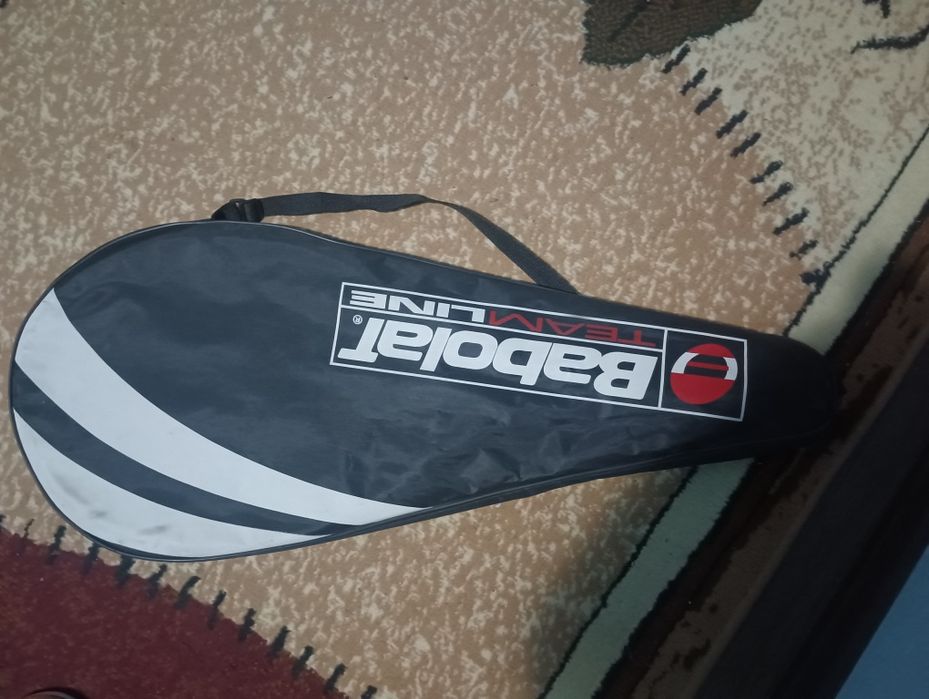 Теннисная ракетка, с чехлом продает срочно