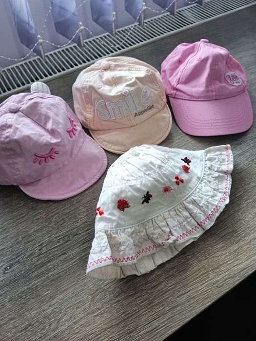Лот бебешки шапки
