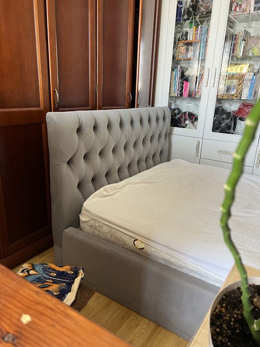 Итальянская кровать дерево мягкое изголовье веллюр 150х200 см