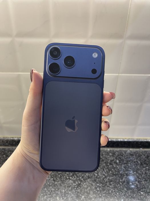 Продам iPhone 17 pro max синего цвета