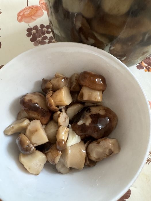 Грибы валуи соленные