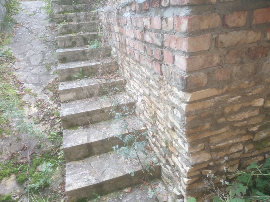 Piatră, cărămidă, grinzi, rigle, stâlpi/țăruși/uluci de gard, popi