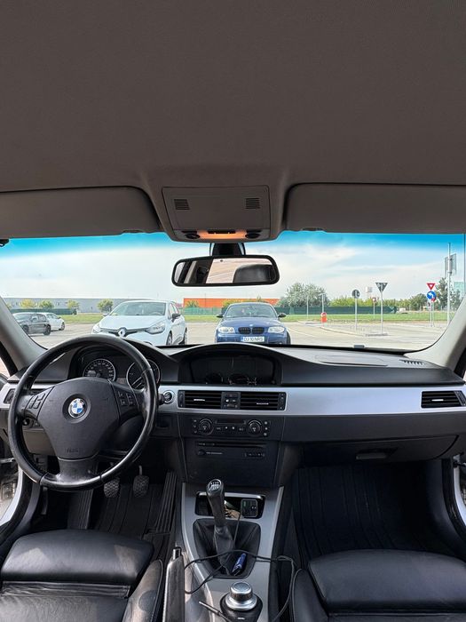 BMW    E90 318D.