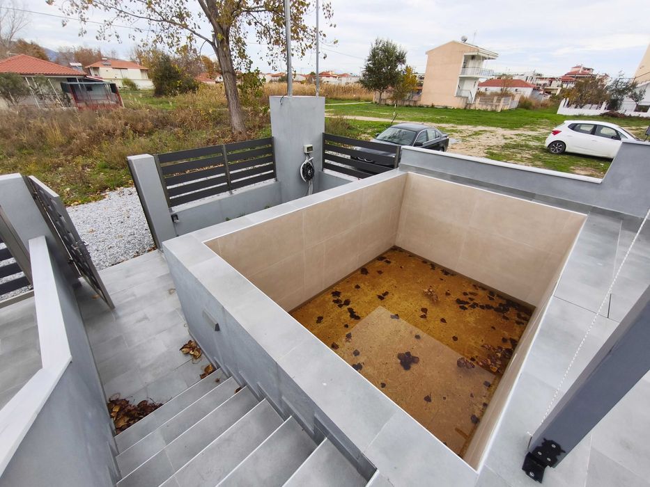 Продава нова къща 58м2 с басейн и двор 120 м2 в Паралия Врасна, Гърция