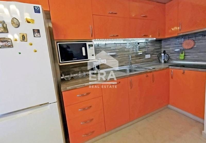 Приятен мебелиран тристаен апартамент в жилищна сграда