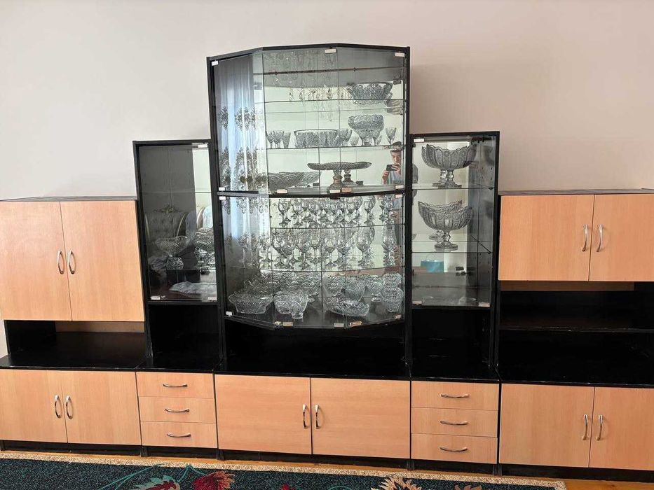 Продаю сервант для гостиной комнаты. Адрес город Нукус, телецентр.