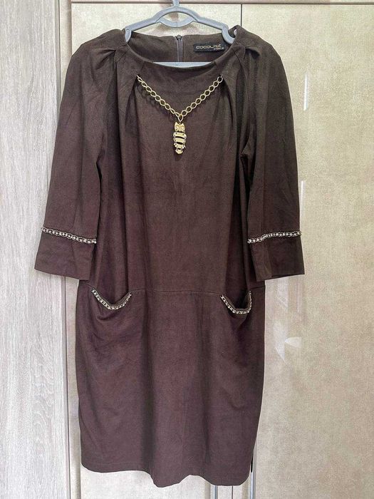 Продаю стильное коричневое платье с украшением на вороте