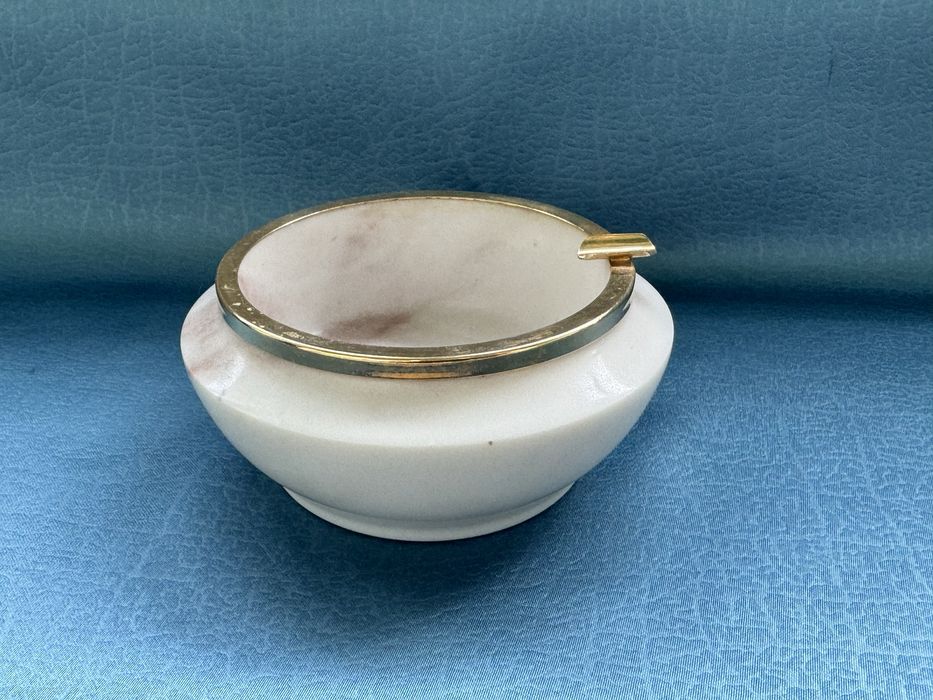 Мраморен пепелник , масивен , с месингов обков