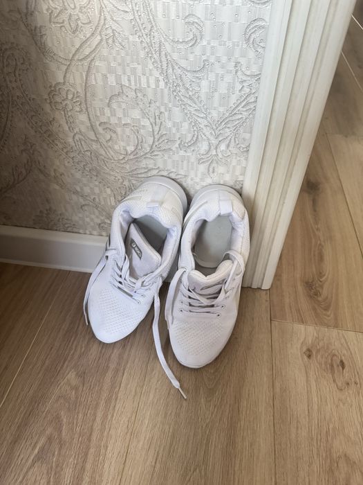 Продам обувь асиксы