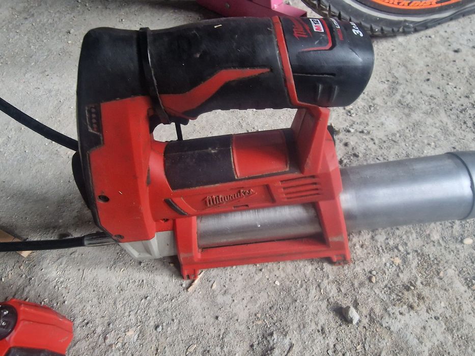 Aparat de degresat miluake în stare buna de functionare vine insotit cu baterie de 3 amperi