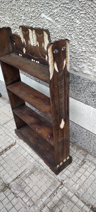 Етажерка с дърворезба