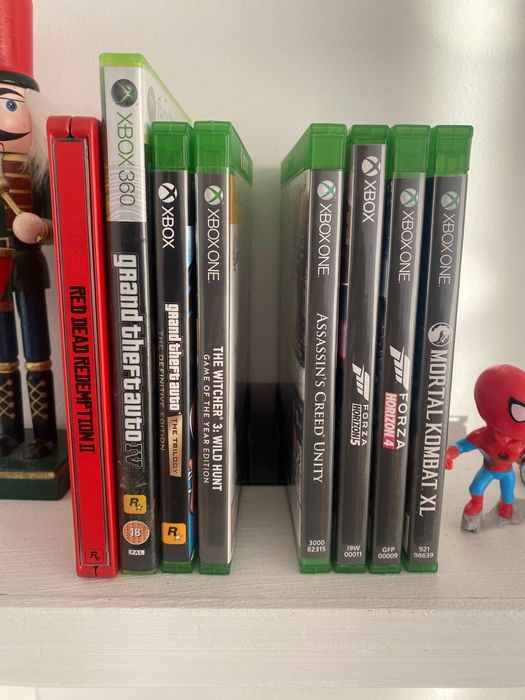 Vând Xbox one X 1tb