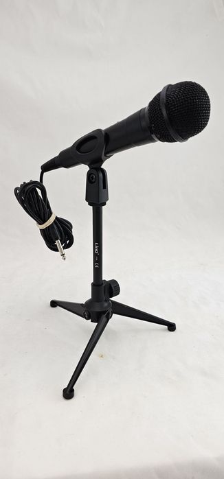 динамичен микрофон с кабел и настолна стойка