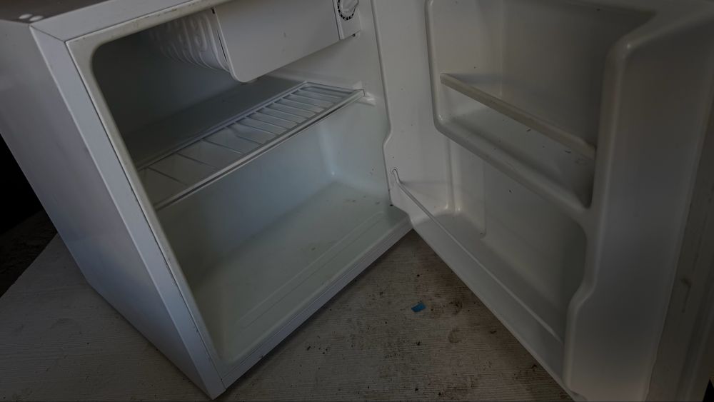 Продам холодильник маленький Midea