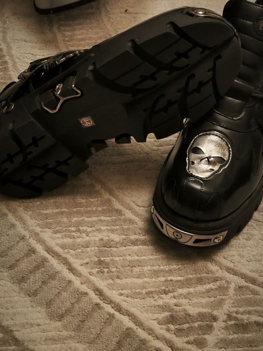 Продаются женские ботинки