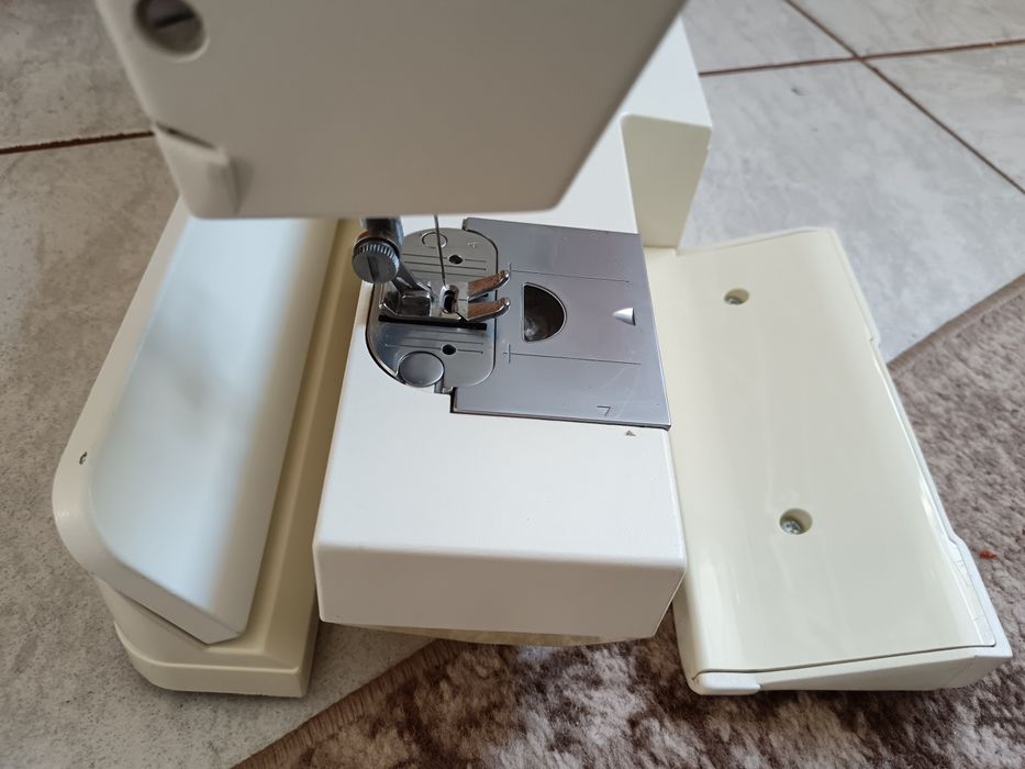 Mașina de cusut electrica, SINGER symphonie 300, pedala și accesorii