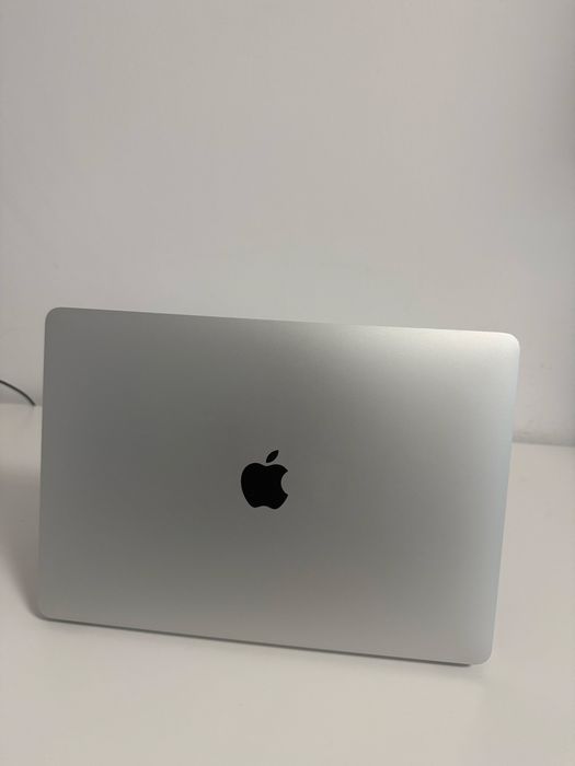 MacBook Air 13” 2019 Silver | 8GB RAM | 128GB SSD | Îngrijit | 1049 lei