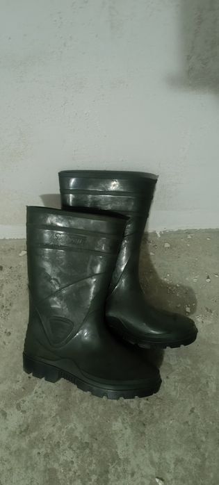 Продам резиновые сапоги размер 42