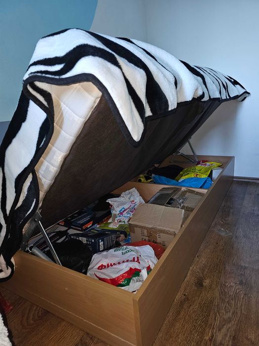 Легло с страничен повдигащ механизъм в отлично състояние