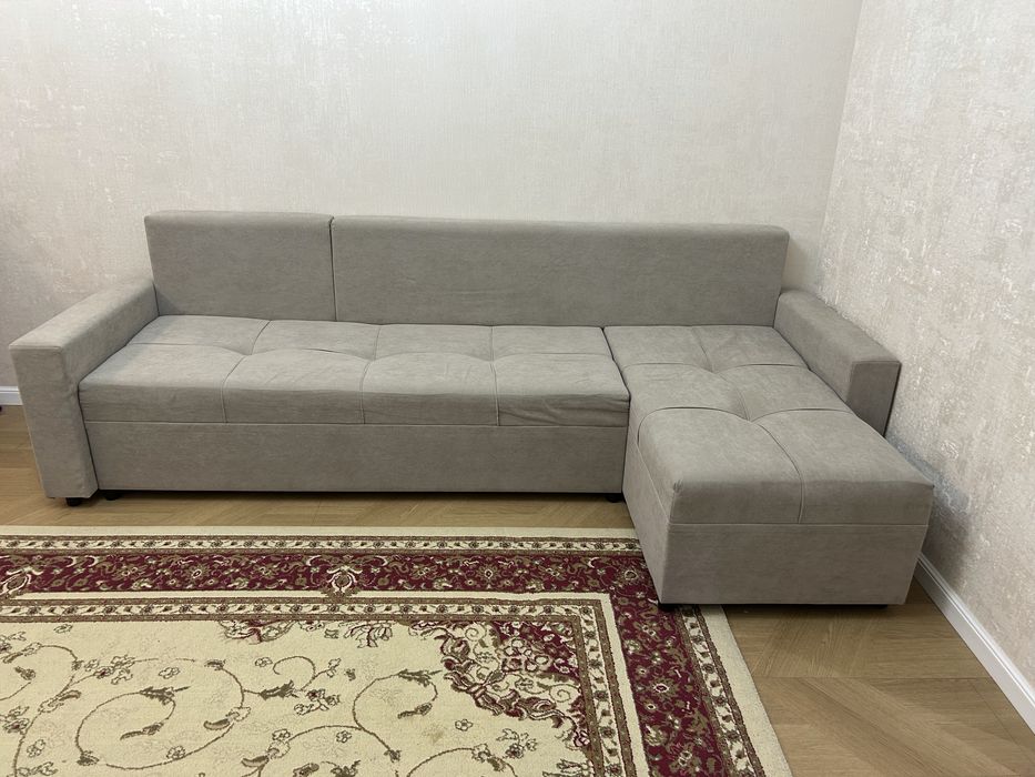 Продается диван серо-бежевого цвета.