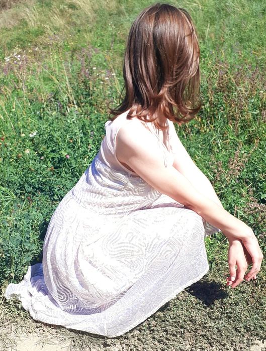 Rochiță eleganta și sclipicioasa -Stil modest purtată cu grijă