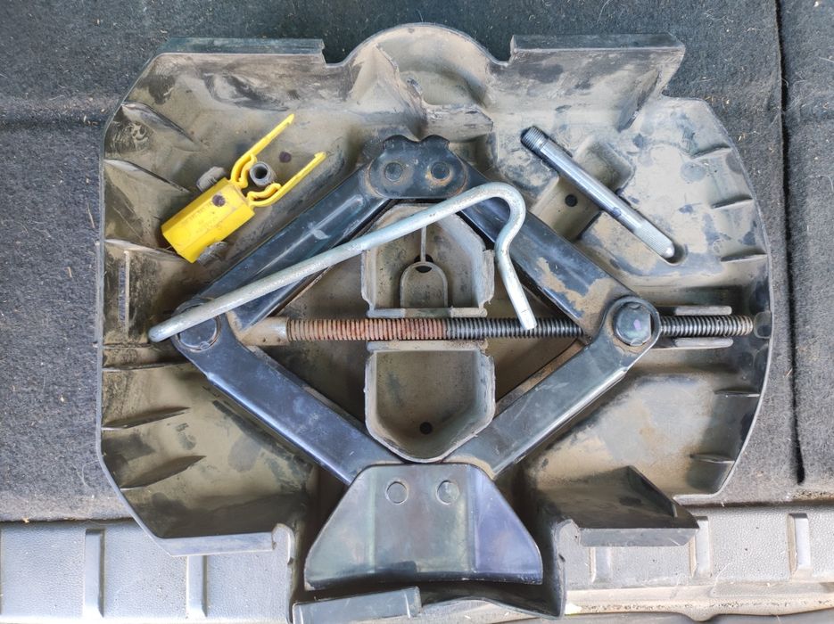 Оригинален крик на Пежо-5008