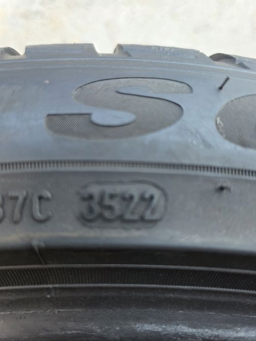 Vand două anvelope de iarna pirelli 315 35 21 dot  3522