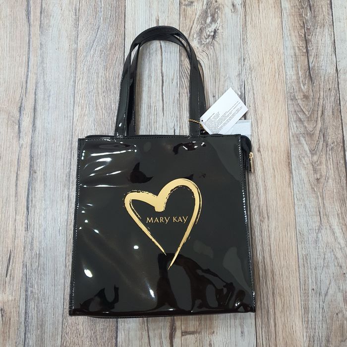 Стильная лаковая сумка