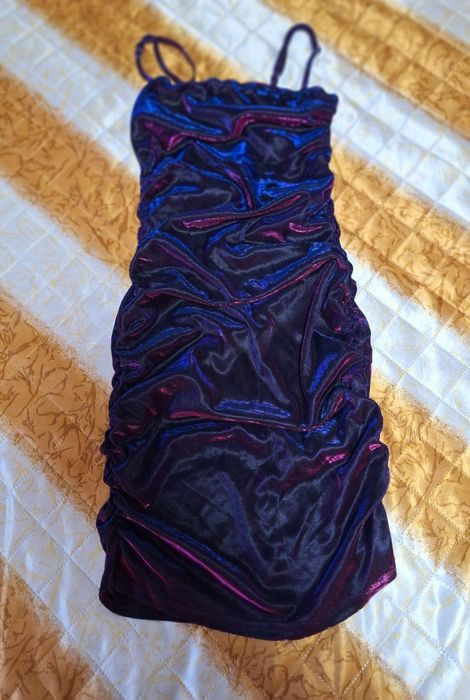 Къса рокля сменяща цвета си